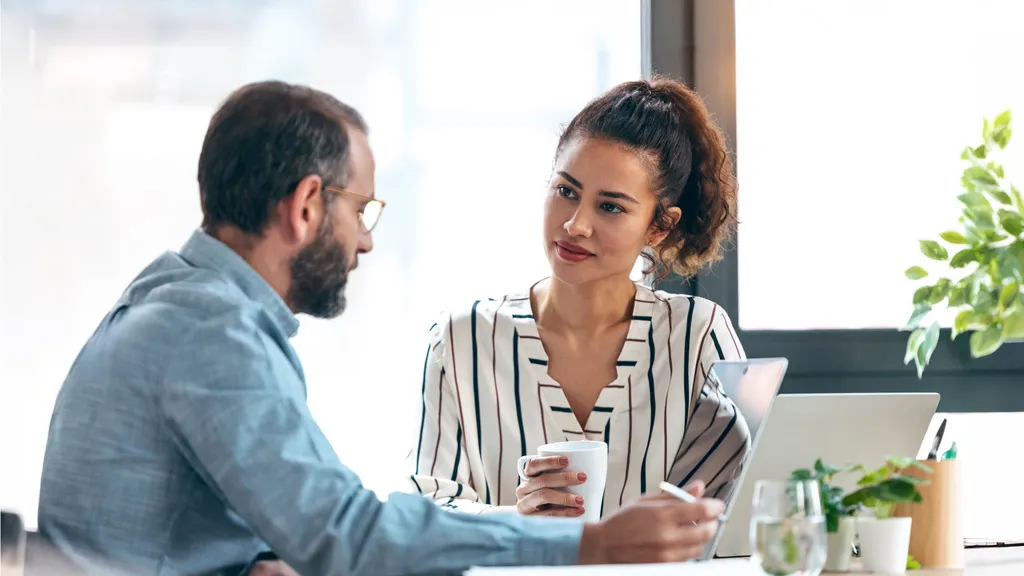 Mitarbeitergespräch im Büro zwischen Mann und Frau