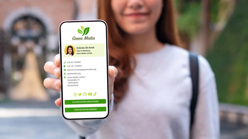 FRau zeigt ihr Smartphone mit einer digitalen Visitenkarte