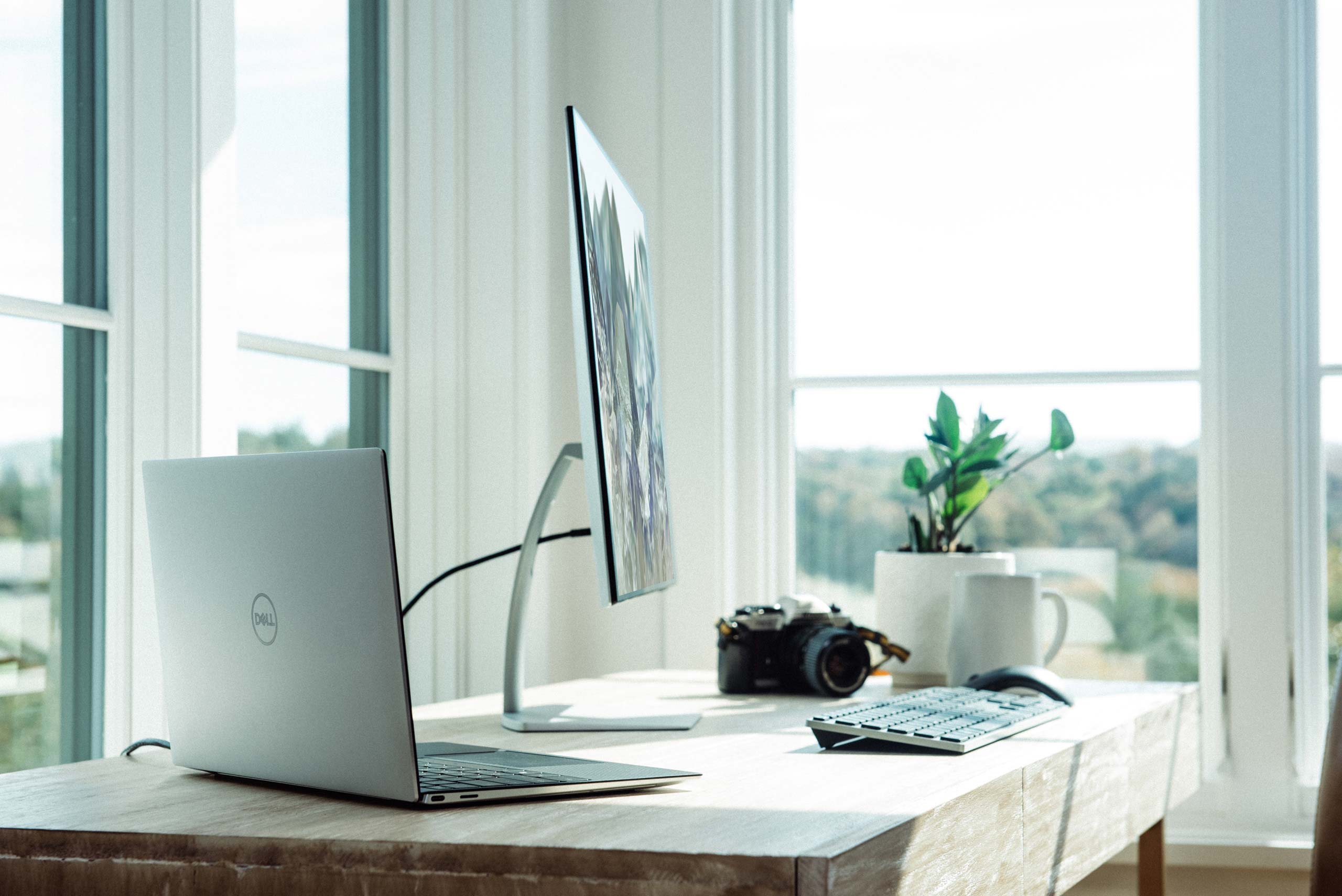Schreibtisch mit Laptop und Bildschirm